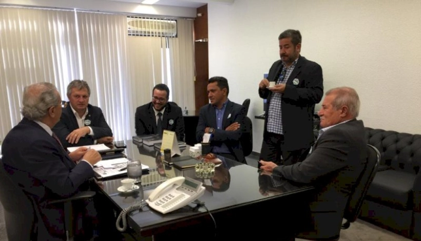 Vice-Presidente da COOGAVEPE apresenta pelitos ao Senador Jayme Campos