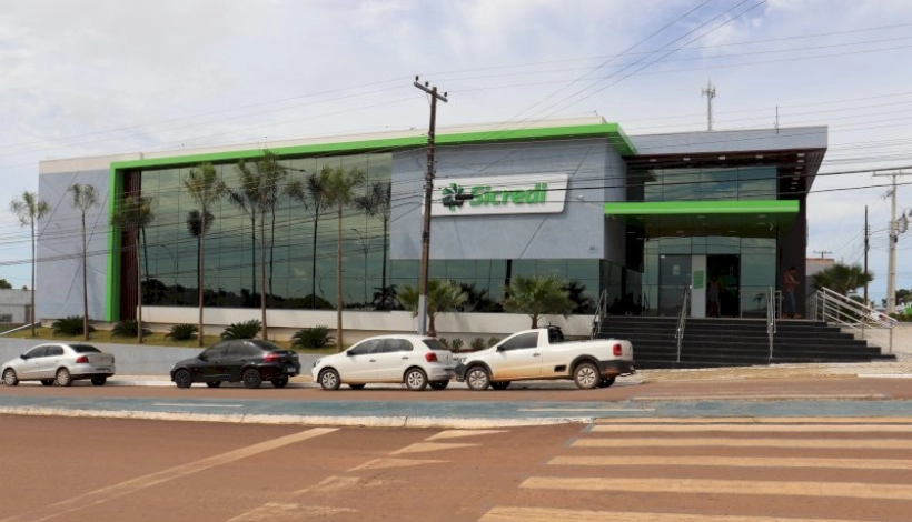 Arquitetura da Agência do Sicredi chama atenção na Avenida Itamar Dias 