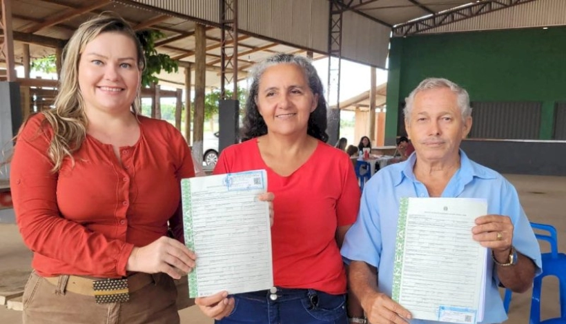 Vereadora acompanha entrega de Títulos Definitivos em União do Norte