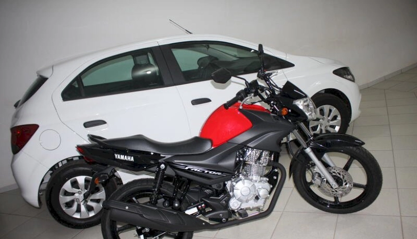 Carro e Moto 0 Km da campanha IPTU Premiado estão expostos