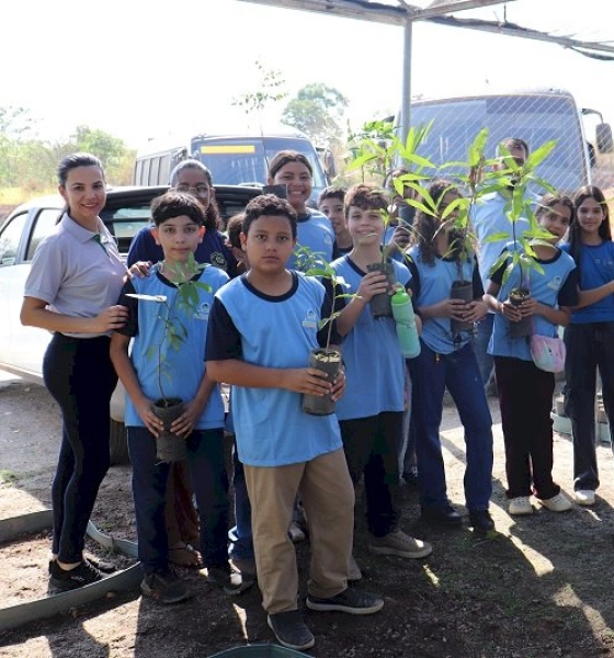 Alunos da Dom Helder conhecem Viveiro de Mudas da Coogavepe